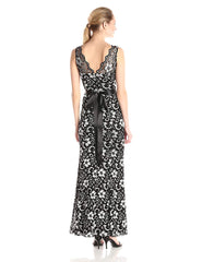BETSY & ADAM Vestido de encaje floral de gala. Talla 20W