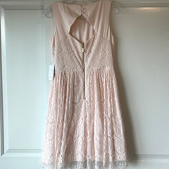 JESSICA SIMPSON Vestido de encaje palo de rosa. Talla 4